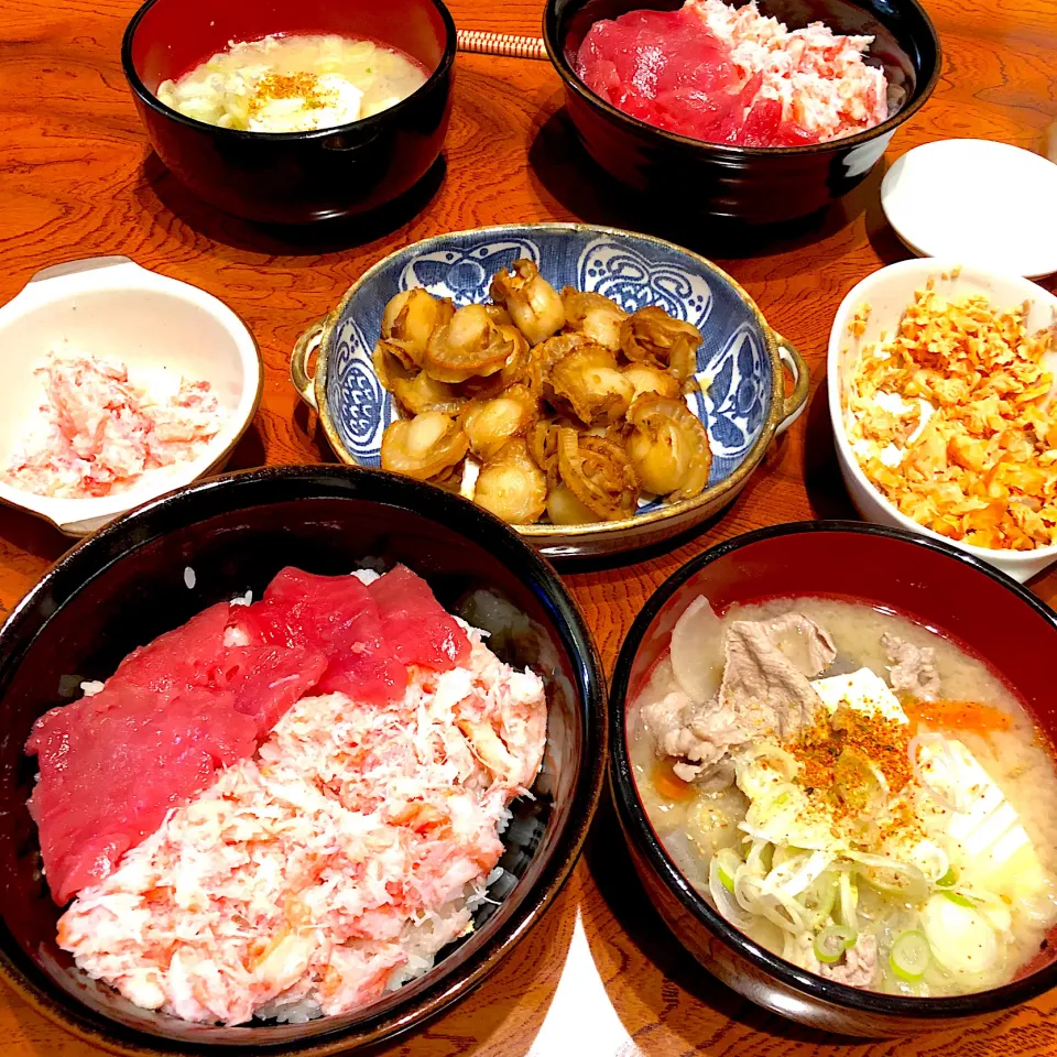 本マグロと紅ズワイガニの丼、豚汁😋|すかラインさん