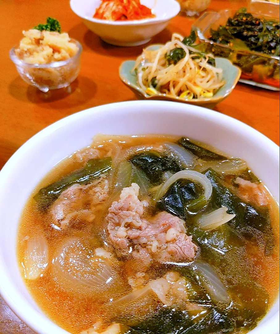 今日はもやしのナムルとマッシュポテト★韓国の牛肉入りワカメスープです。茎わかめヤンニョン和えもプラス☆簡単で美味しいです(^^)|yuriさん