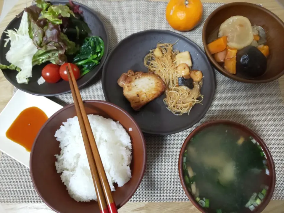 白飯
わかめの味噌汁
ポークステーキ
シーフード焼きビーフン
ほうれん草の塩ゆで
ちぎりレタスの海藻サラダ
プチトマト
みかん|あぎふぁんさん