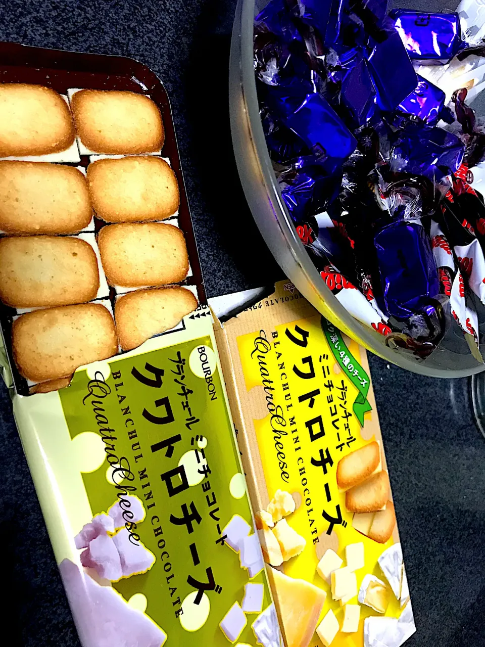 Snapdishの料理写真:映画　J F K を観ながら #夜おやつ　チョコいろいろ🍫　クワトロチーズはカロリーメイトの味がした|ms903さん