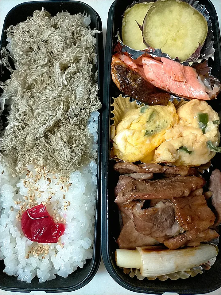 Snapdishの料理写真:豚肉・ネギ焼き弁当
★さつまいも蒸し
★焼き鮭
★ピーマンチーズ卵焼き|芽亜里さん