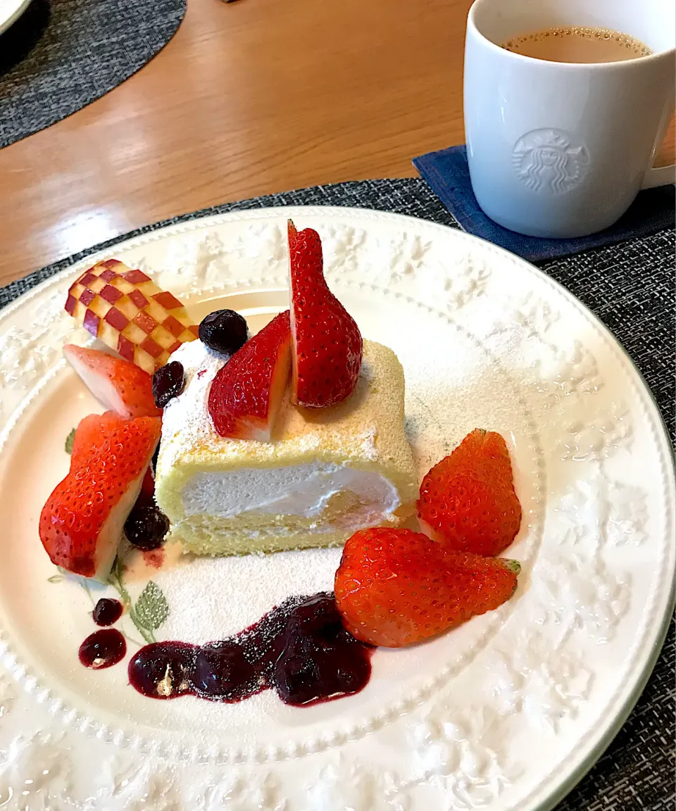 朝からロールケーキ🍓|sobacoさん