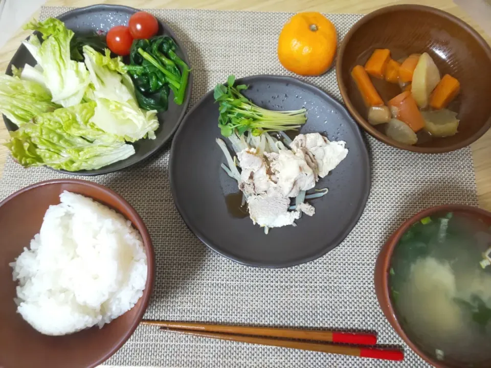 Snapdishの料理写真:白飯
わかめの味噌汁
豚しゃぶ
人参と大根と椎茸の煮物
ほうれん草の塩ゆで
ちぎりレタスの海藻サラダ
プチトマト
みかん|あぎふぁんさん