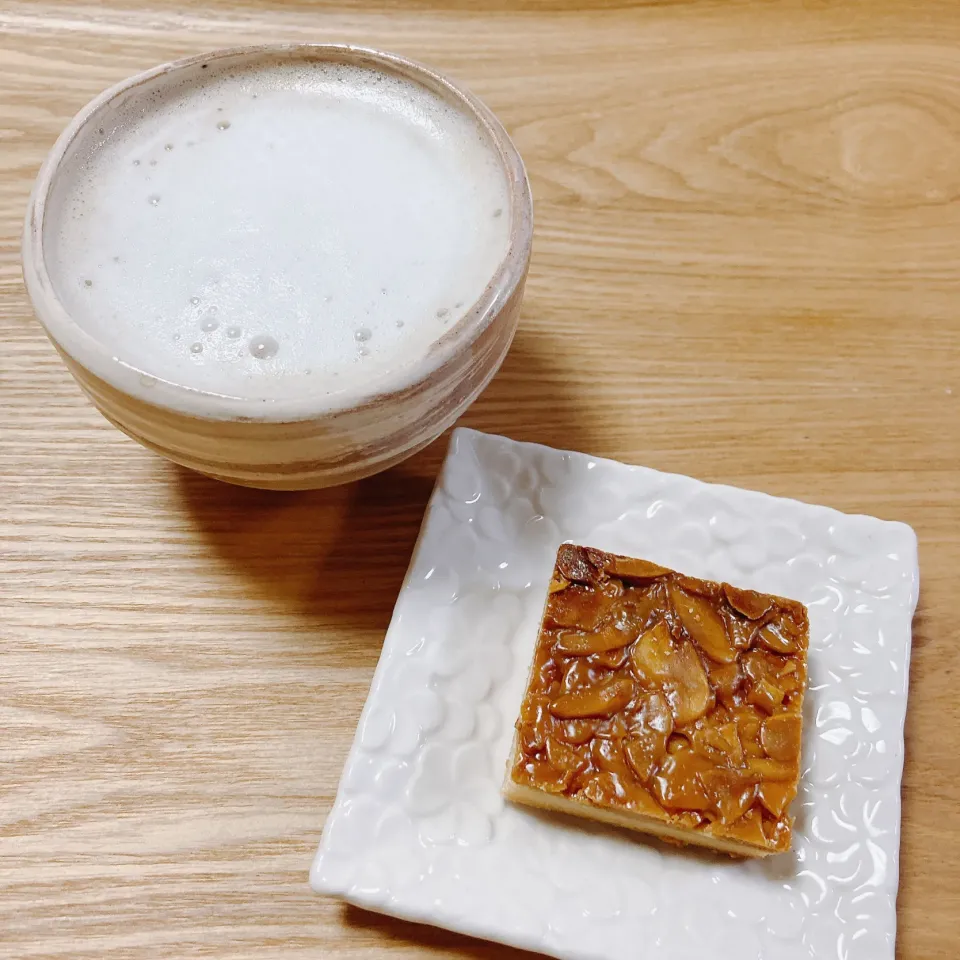 Snapdishの料理写真:フロランタンとカフェラテ☕️|ちゃみこさん