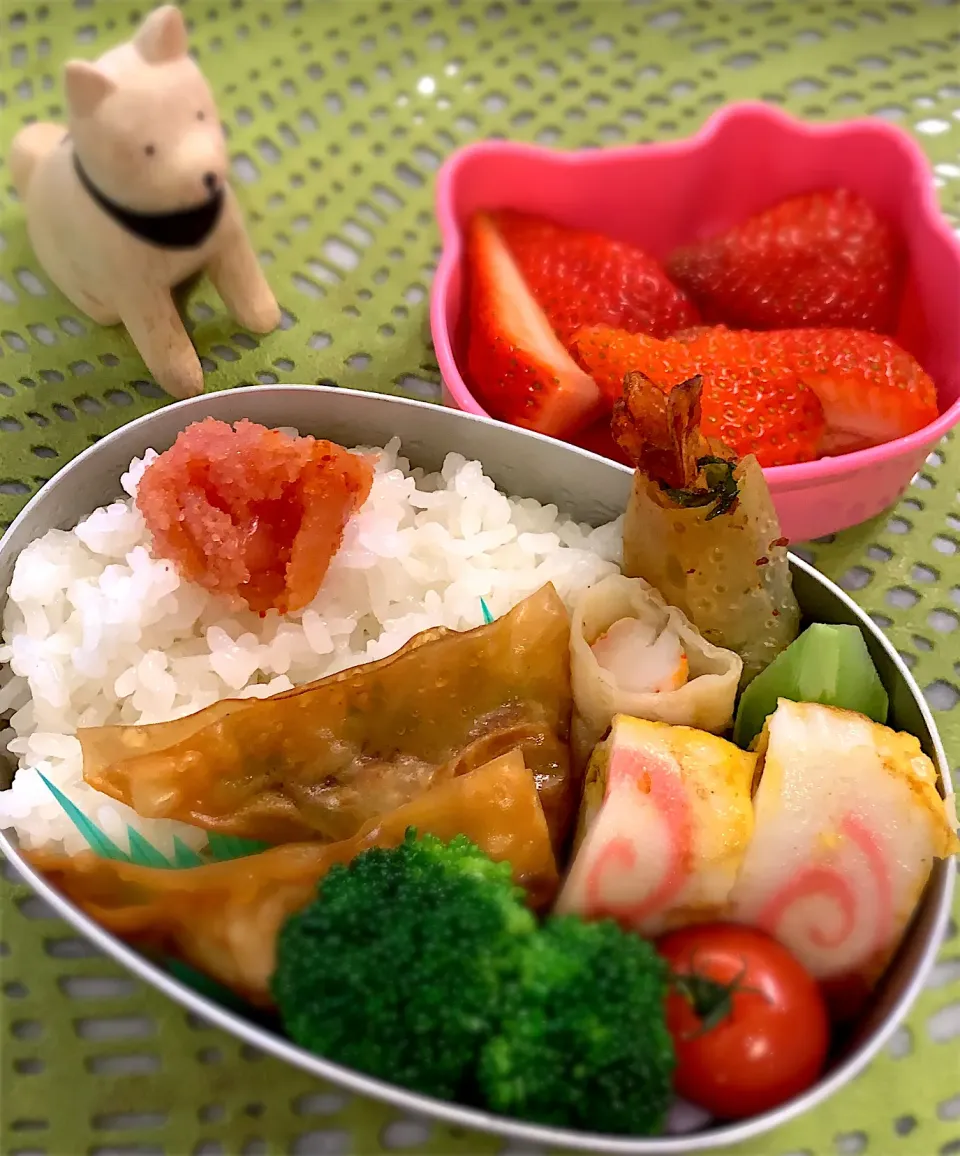 鶏ミンチの揚げワンタン弁当🍱海老の紫蘇巻き揚げワンタンも無限🤣👌　なると入り卵焼きは可愛くて〜🍥|佳の弁さん