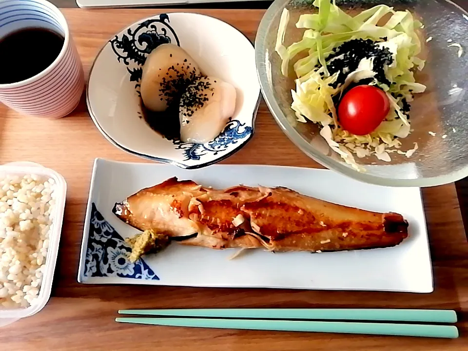 Snapdishの料理写真:お昼ごはん　サラダ、ホタテお刺身、ほっけみりん焼き|Aikoさん