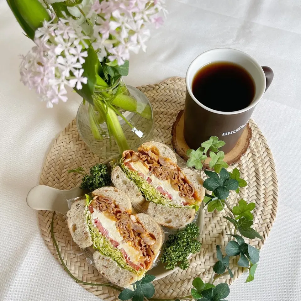 1/26❤︎豚キムチ&クリームチーズベーグルサンド🥯花かつおベーグル使用🌱|Makinsさん