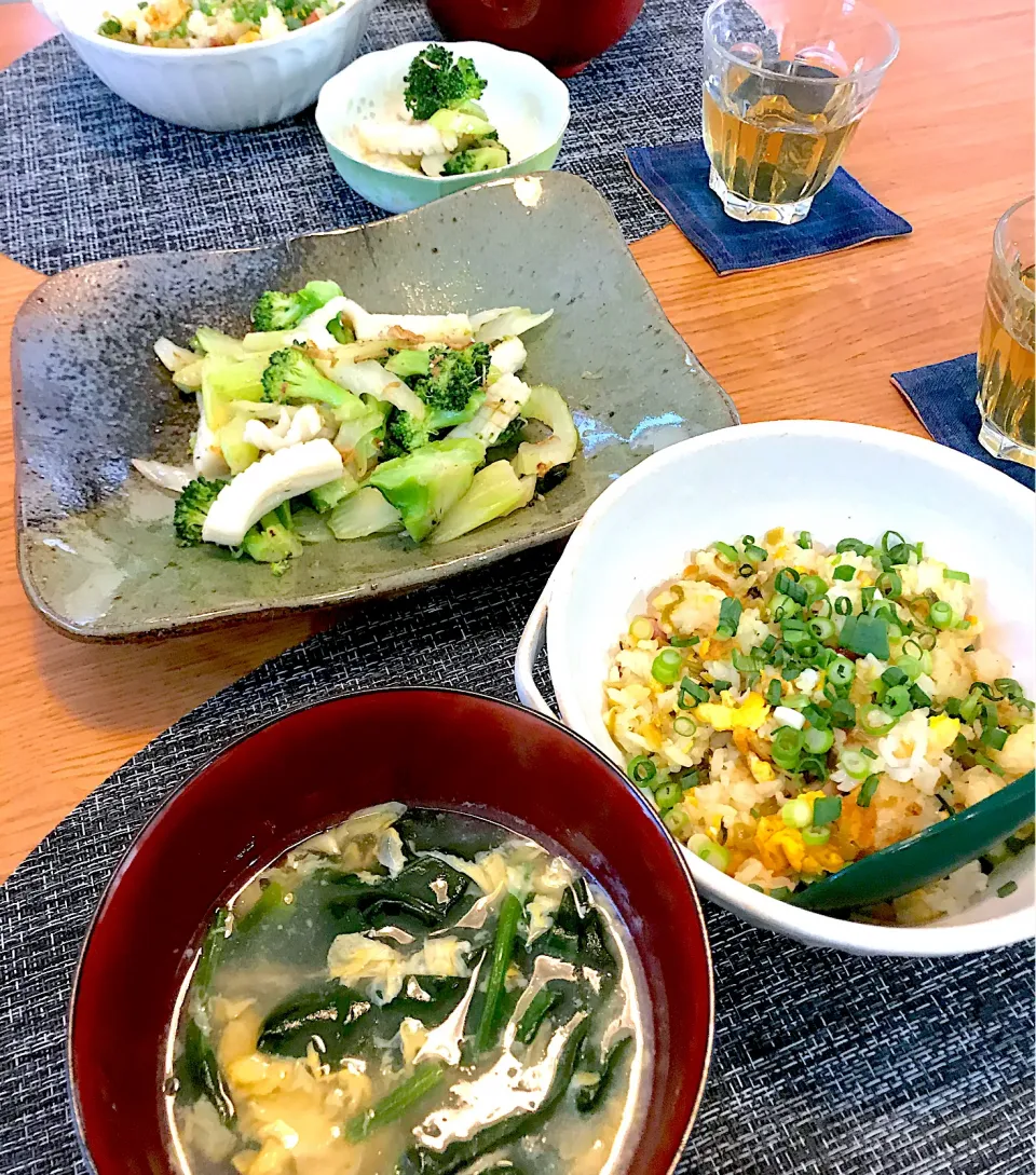 お昼ご飯　チャーハン　イカとセロリの炒め物、ほうれん草のかき卵汁|sobacoさん