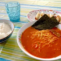 Snapdishの料理写真:辛口ラーメンと餃子セット|空気を破壊する者さん