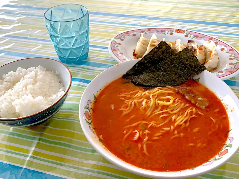 Snapdishの料理写真:辛口ラーメンと餃子セット|空気を破壊する者さん