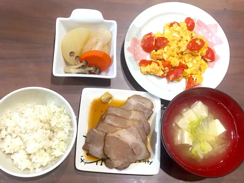 炊飯器焼豚 豆腐と白菜の味噌汁 トマトとミニトマトの中華風炒め 大根の煮物|おさむん17さん