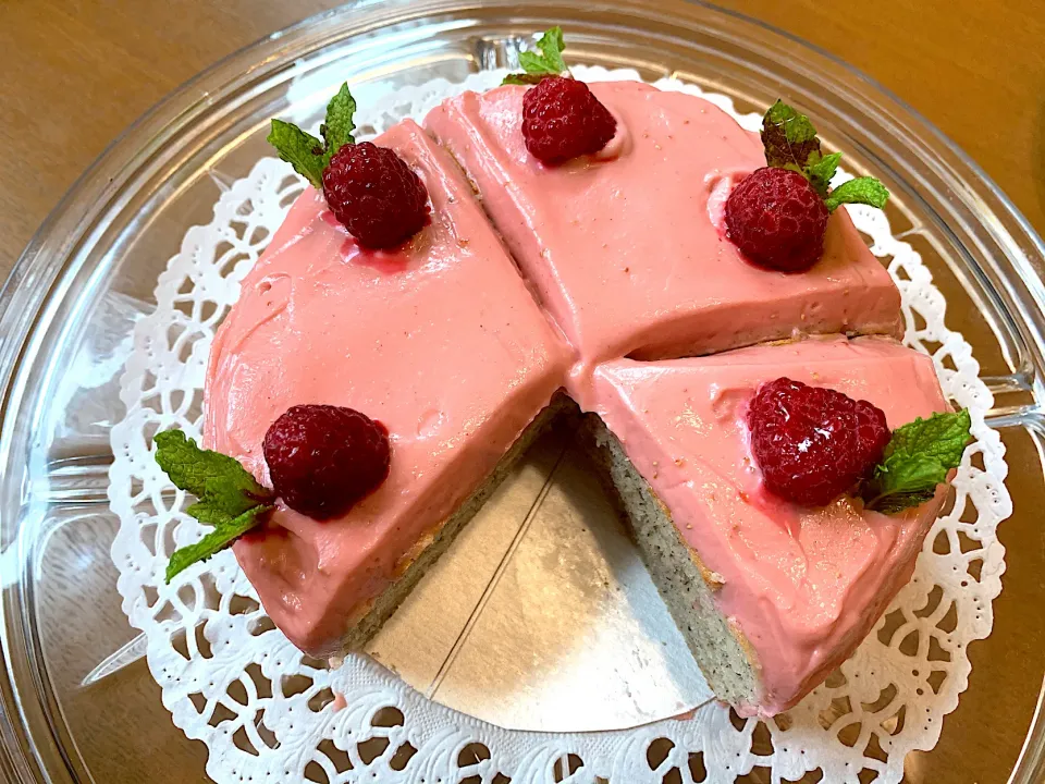 いつもバナナケーキに、豆乳ストロベリー🍓クリームをたっぷり🍓ラズベリーと庭のミントでおしゃれしました🎵|ことはさん