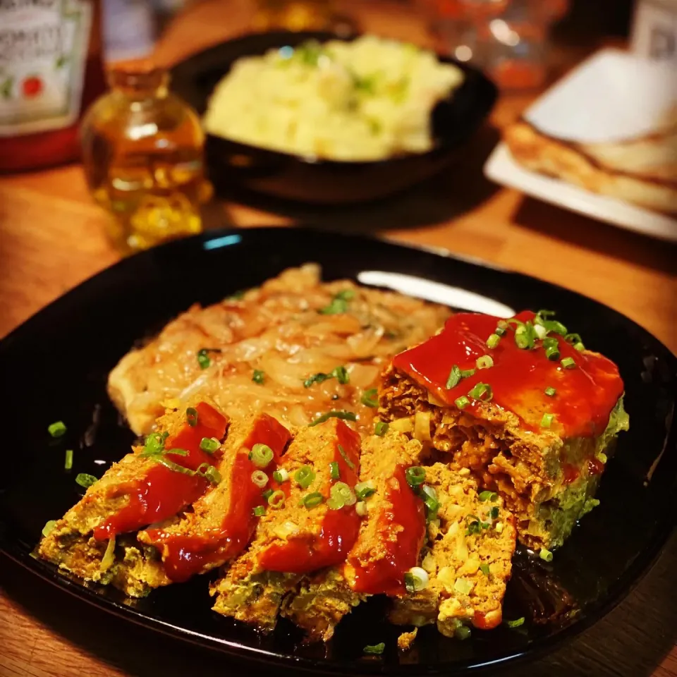 A Twist of a Classic Style Meatloaf 
Curry Flavor Meatloaf with Braised Butter Onions in Coriander with Creamy Mash Potato  #meatloaf #curry #mashpotato #chefem|Emanuel Hayashiさん