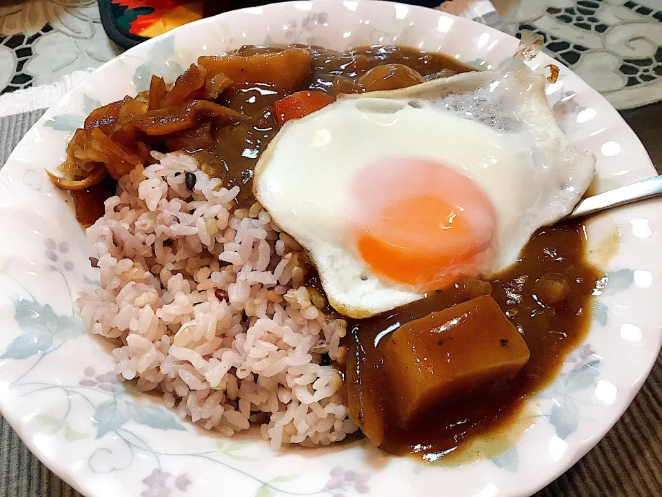 2日目のカレー🍛は目玉焼き🍳乗っけ😋|アライさんさん