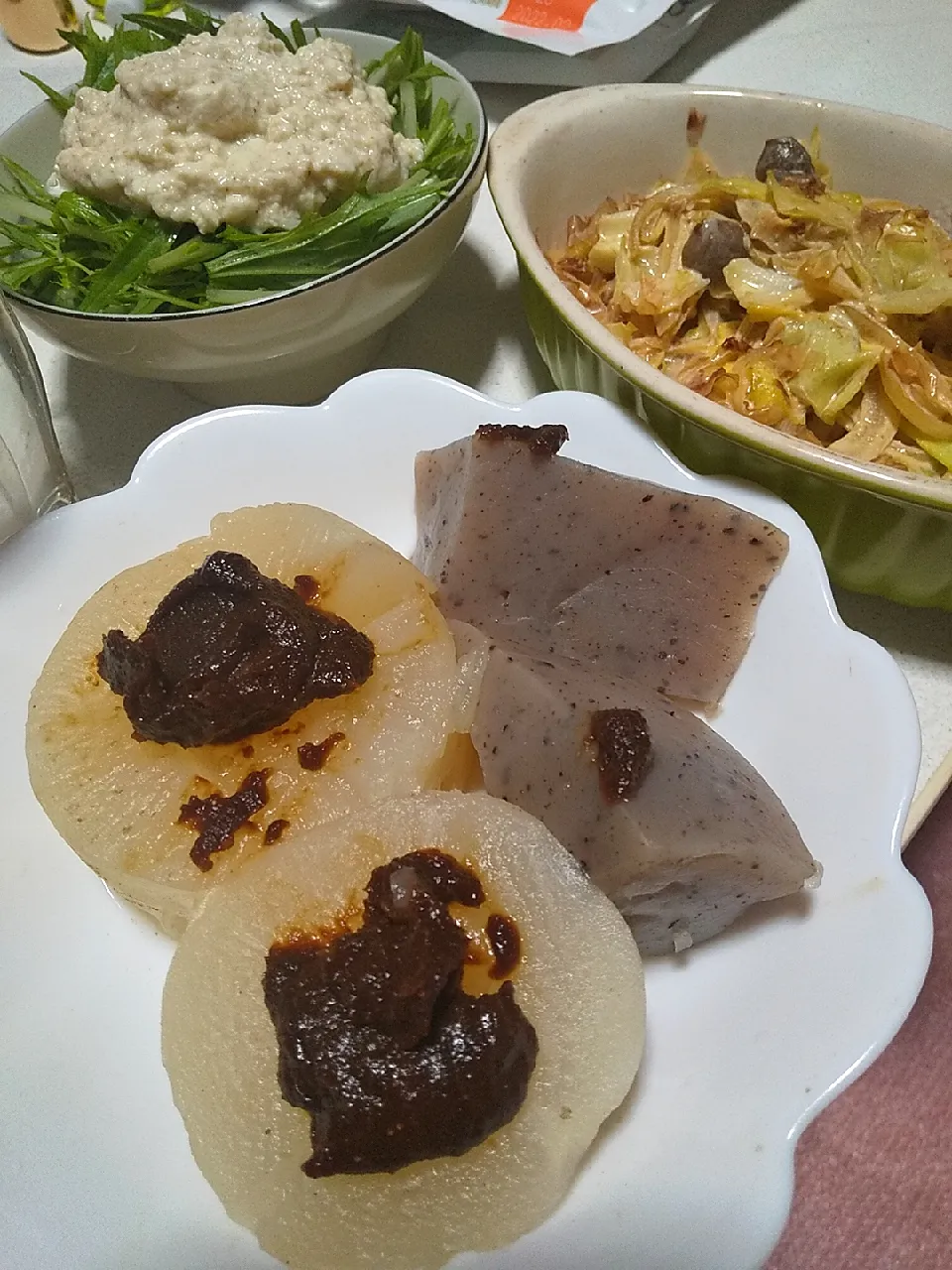 Snapdishの料理写真:今日の晩御飯
※大根とコンニャクの出汁煮～柚子味噌
※キャベツとしめじのマヨポン炒め
※豆腐ドレッシングの水菜サラダ
※焼酎ハイボール|れあMIXさん