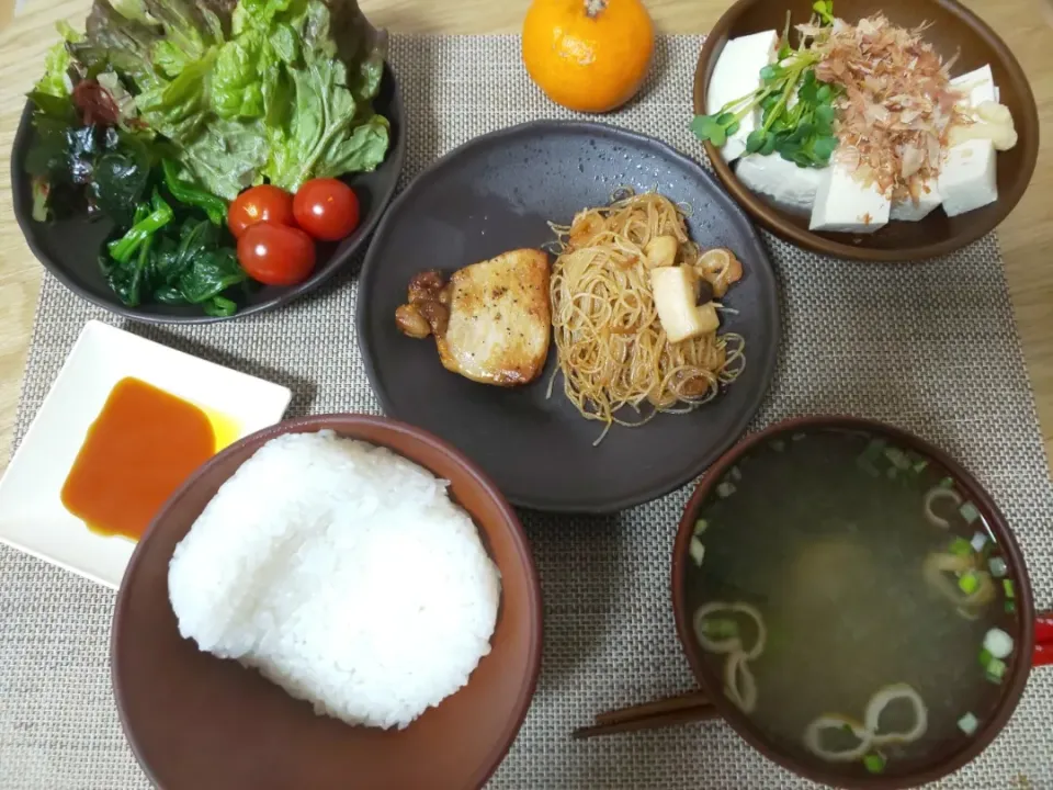 白飯
わかめの味噌汁
ポークステーキ
シーフード焼きビーフン
冷奴
ほうれん草の塩ゆで
ちぎりレタスの海藻サラダ
プチトマト
みかん|あぎふぁんさん