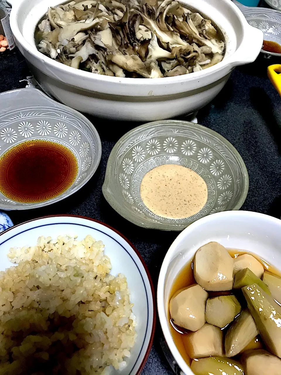 ほぼ舞茸しか見えないけどww  #夕飯　玄米白米、レタス豚バラ舞茸鍋(ごまだれ、ポン酢、塩胡椒、塩山椒)、里芋煮|ms903さん