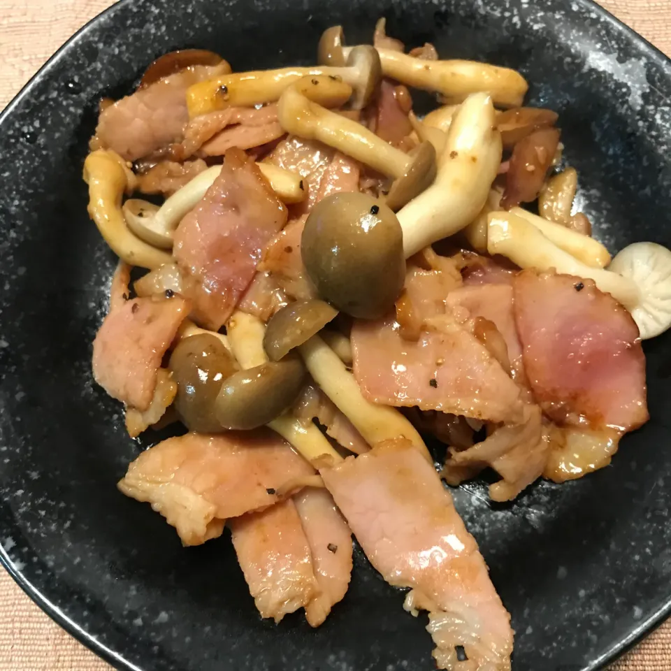 Snapdishの料理写真:ベーコン🥓としめじの🍄バター炒め|純さん