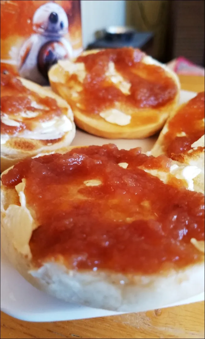 Plain Bagels with Homemade Apple Butter|Samantha Stevensさん