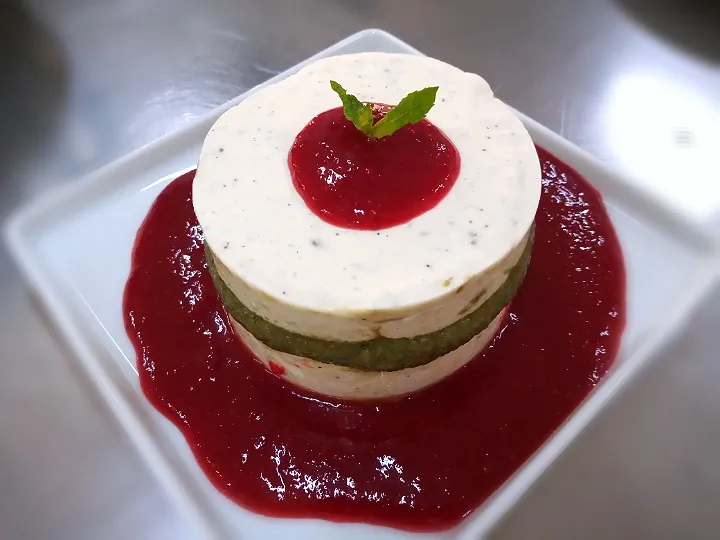 mousse de Camembert, Pesto e molho de framboesa|Luiz de Jesusさん