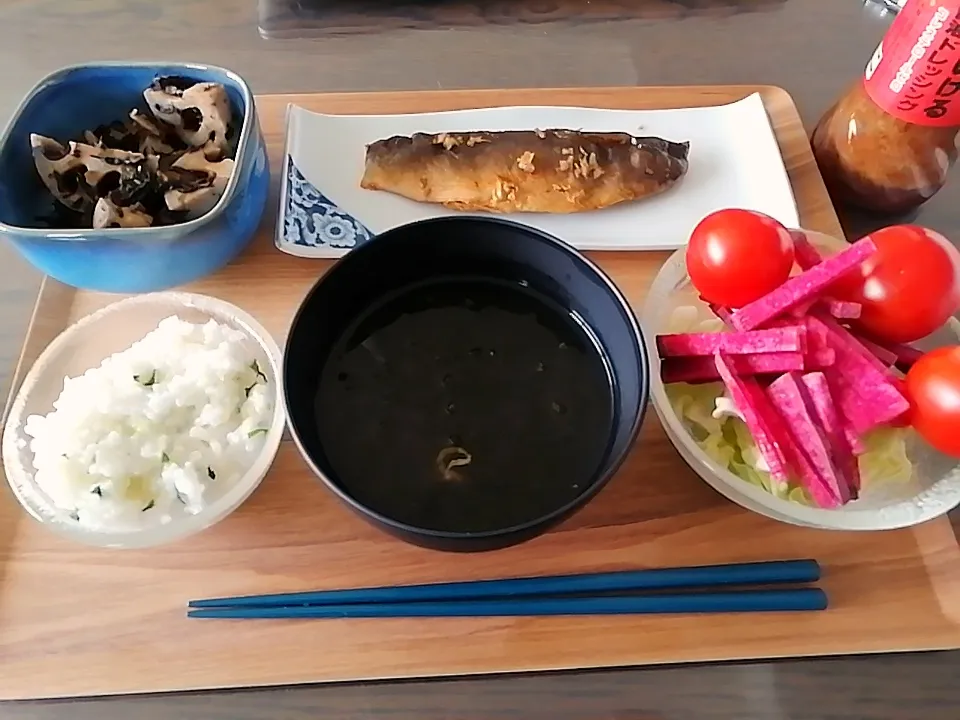 朝ごはん　サラダ、あおさの味噌汁、蓮根ひじき煮、ほっけ、お粥|Aikoさん