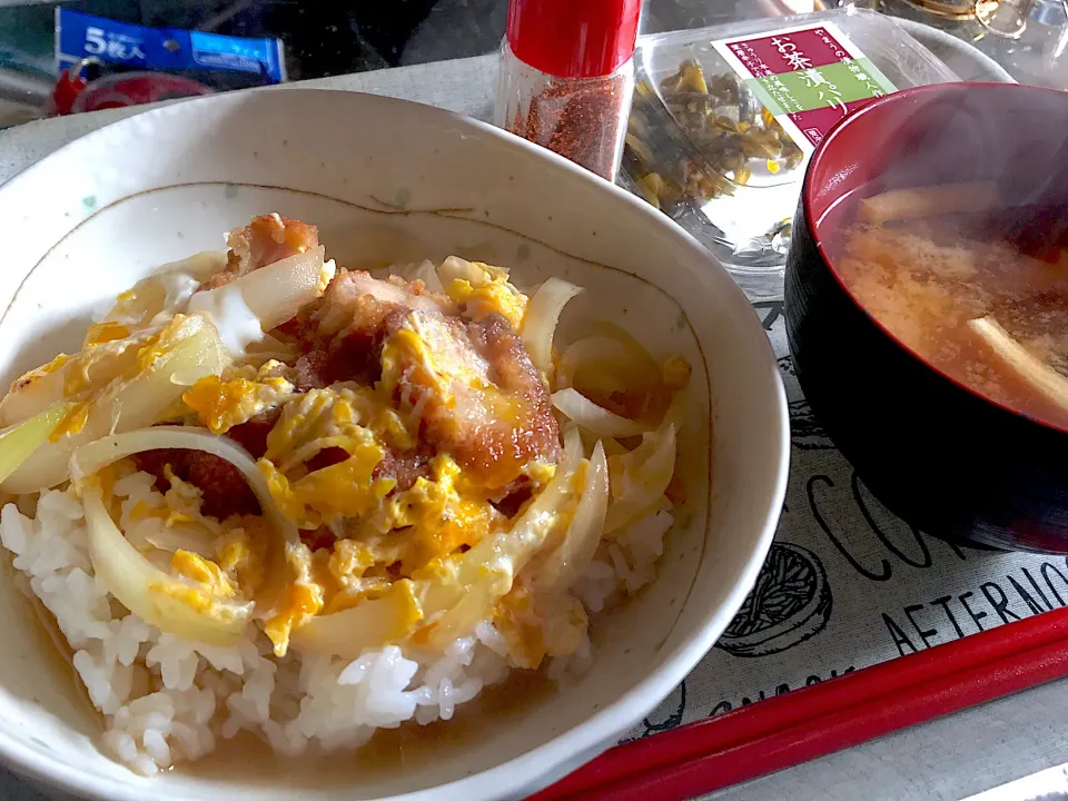 活用☆冷凍唐揚げのとじ丼と薄揚げとワカメのお味噌汁|あすか^ↀᴥↀ^さん