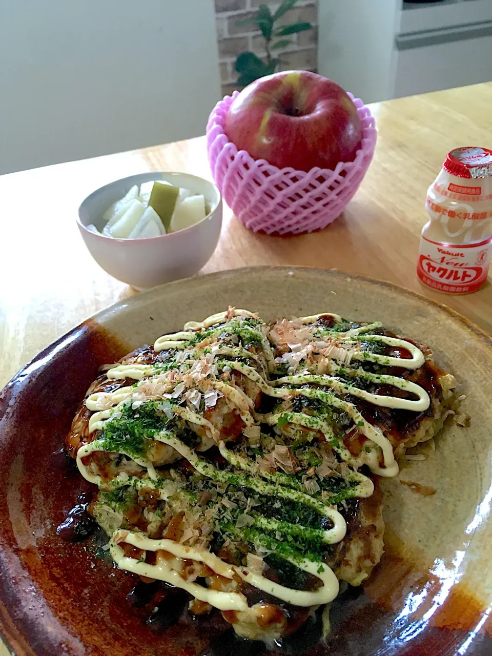 ミニお好み焼きと大根の酢漬け、ヤクルト、林檎🍎|さくたえさん