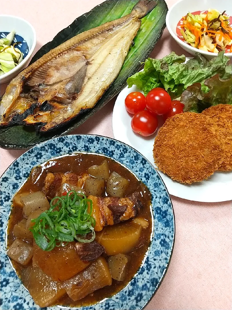 Snapdishの料理写真:☆今日の晩ごはん☆　焼き魚　コロッケ　キャベツの塩昆布和え　牛すじ肉とこんにゃくぼっかけアレンジ|hamamaさん