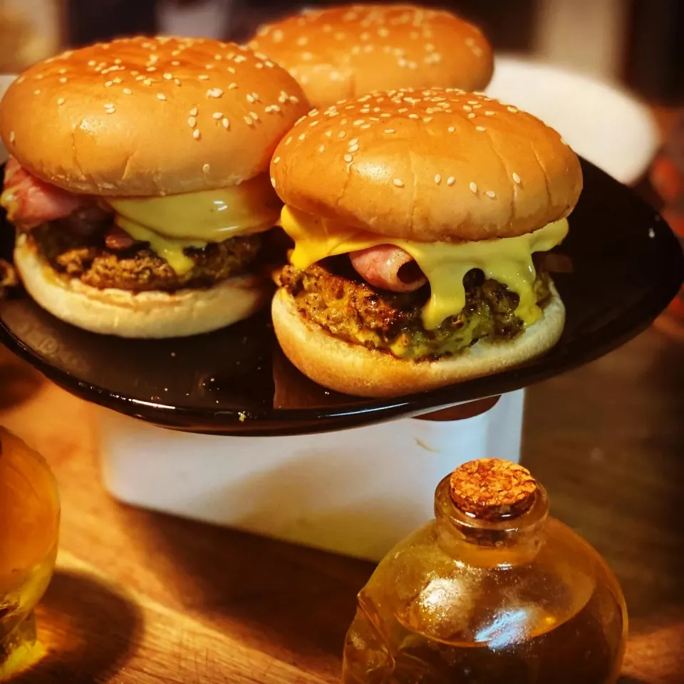 Freshly Made Beef Burgers 🍔 with Smoked Bacon Tomato & Cheese 
McEmanuels lol 😂. #burgers #homemade #ilovecooking #freshlymade|Emanuel Hayashiさん