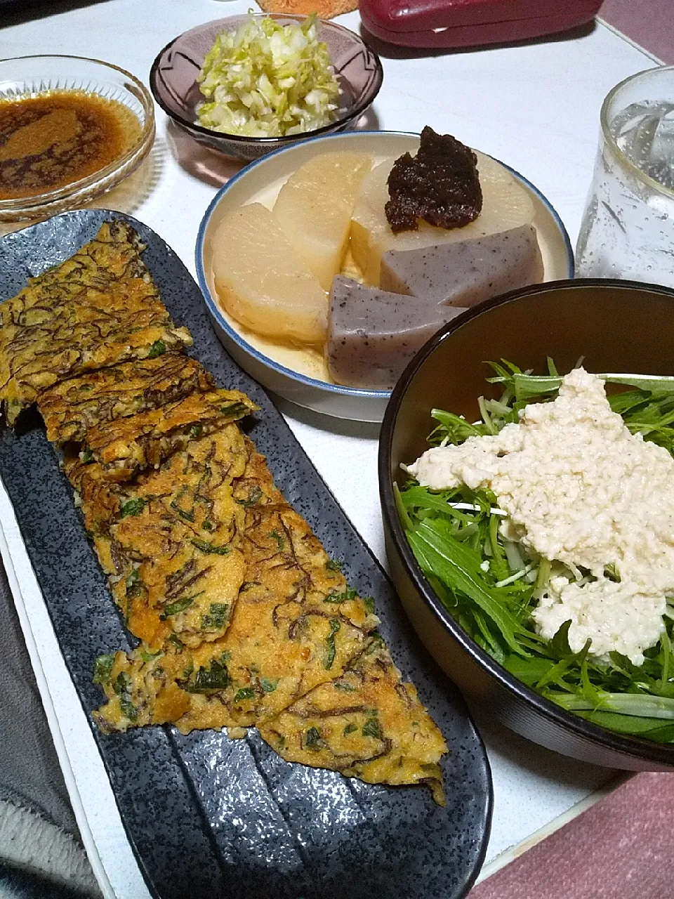 Snapdishの料理写真:今日の晩御飯
※オートミール生地でもずくとネギのチヂミ
※水菜の豆腐ドレッシングサラダ
※大根とコンニャクの出汁煮～柚子味噌
※酢キャベツ
※焼酎ハイボール|れあMIXさん