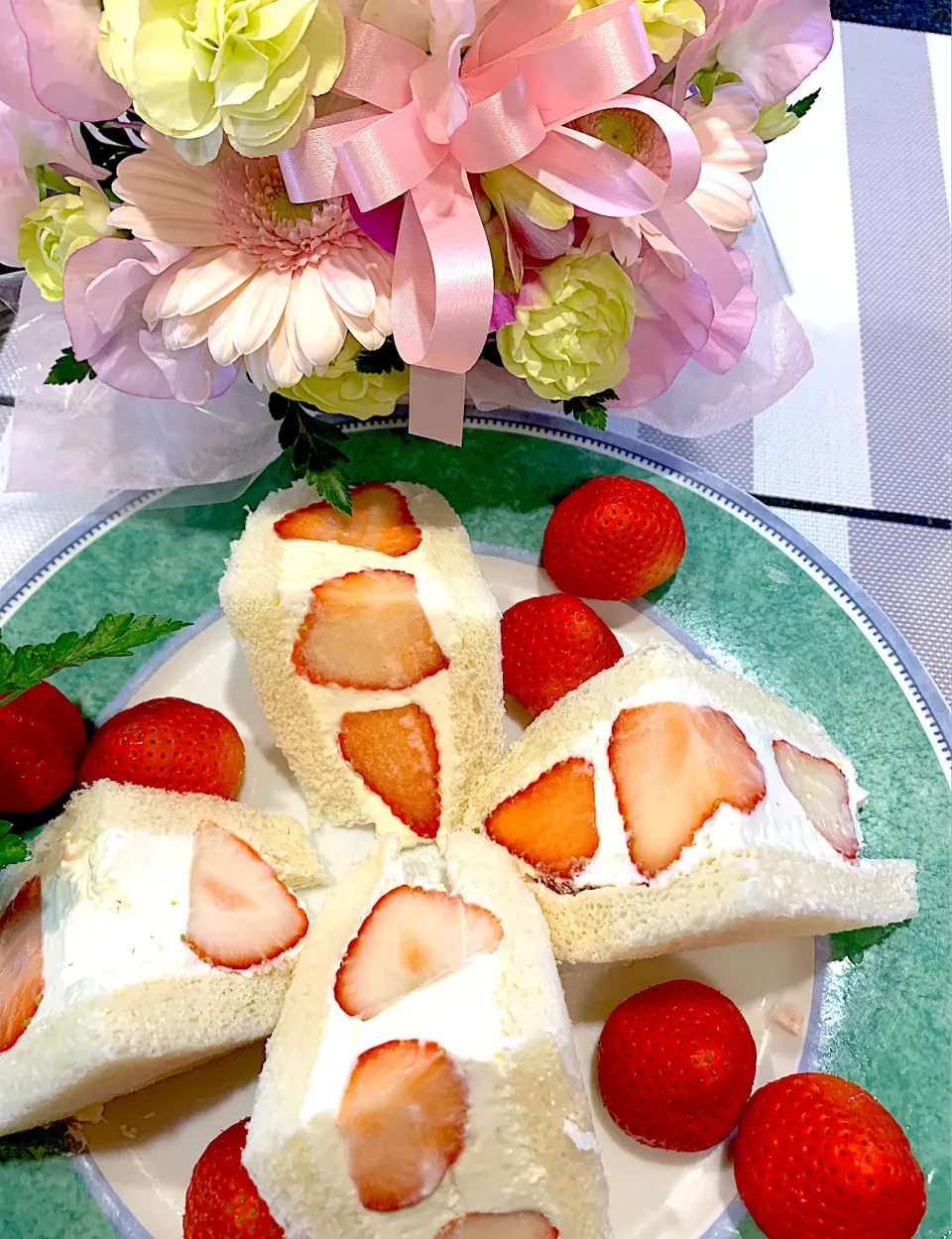 Snapdishの料理写真:いちごサンド🍓にサミカ様からのアレンジメントを添えて|シュトママさん