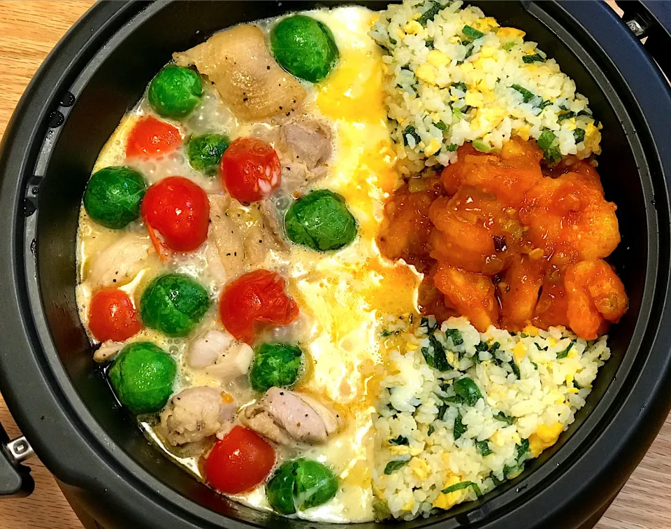 Snapdishの料理写真:我が家の勝ち飯‼️エビチリチャーハンと鶏肉とカラフル野菜のレモンガーリックソース🍋|てんのすけさん