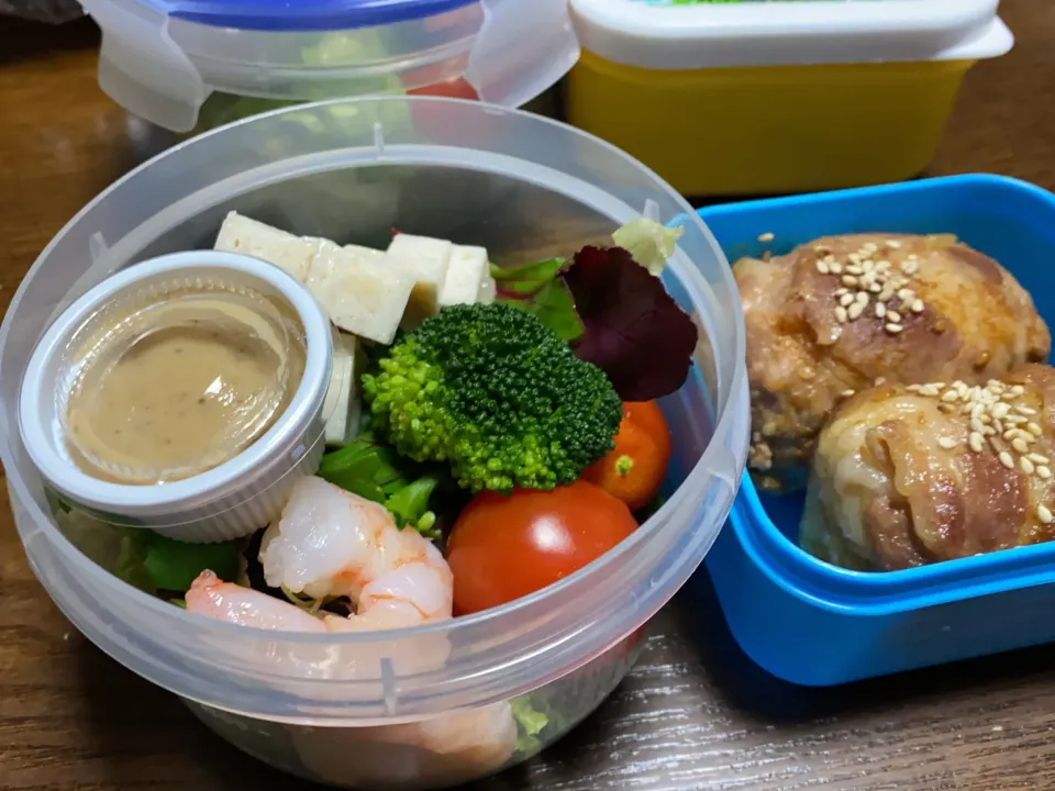 サラダ🥗と肉巻き🥩おにぎり弁当|acoさん