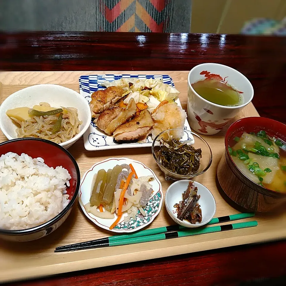 Snapdishの料理写真:1月28日朝ごはん
･焼き鶏の大根おろし掛け
･肉なしじゃか
･干たら
･アカモク酢
･きんぴら
･味噌汁
･押麦ごはん|田舎暮らしごはんさん