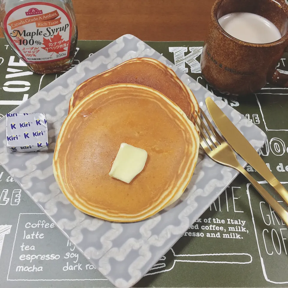 Snapdishの料理写真:ホットケーキ🥞とミルクティー☕️|waiwaiさん