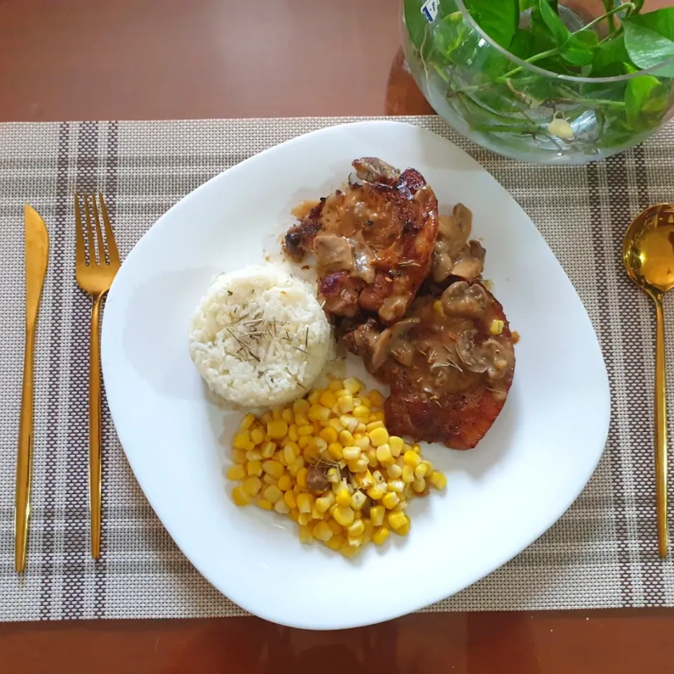 Snapdishの料理写真:Garlic Pork Steak with Herb Rice and Rosemary Garlic Gravy|Mikaela's Kitchenさん