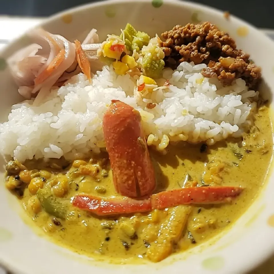 Snapdishの料理写真:あいがけカレーwithタコさんウインナー🐙|ふじわらたくやさん