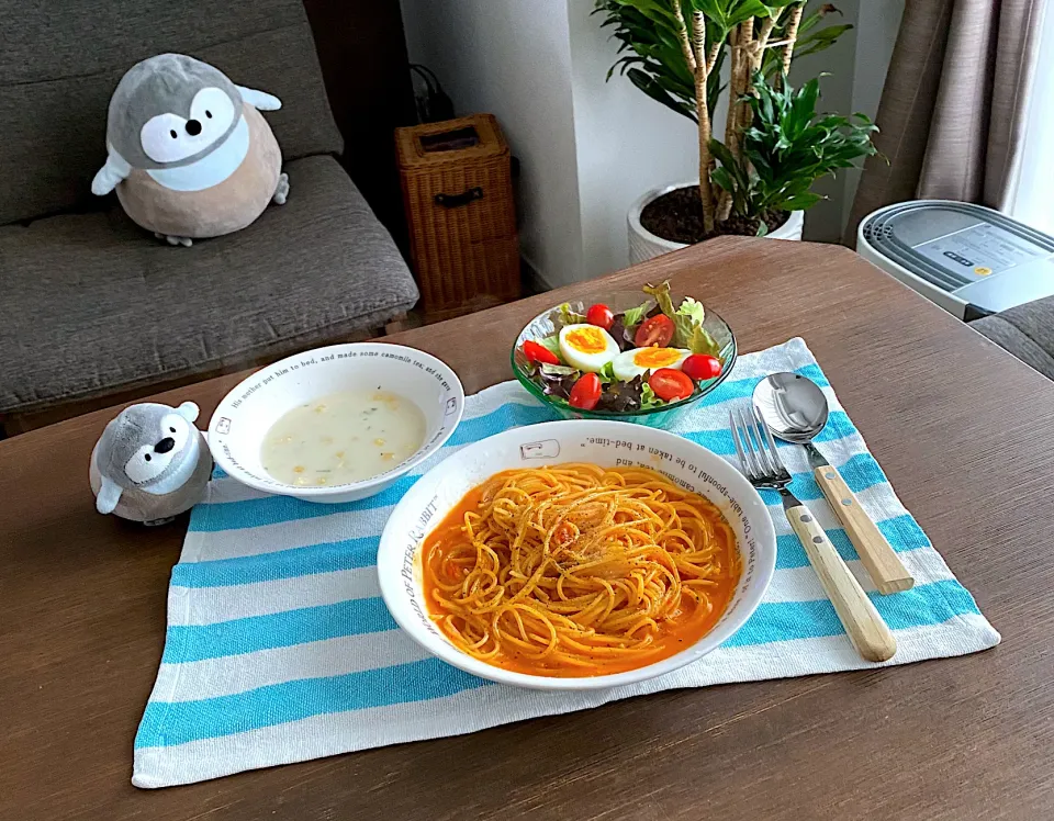 Snapdishの料理写真:蟹のトマトクリームパスタ、ポテトスープ、たまごサラダ|pentarouさん