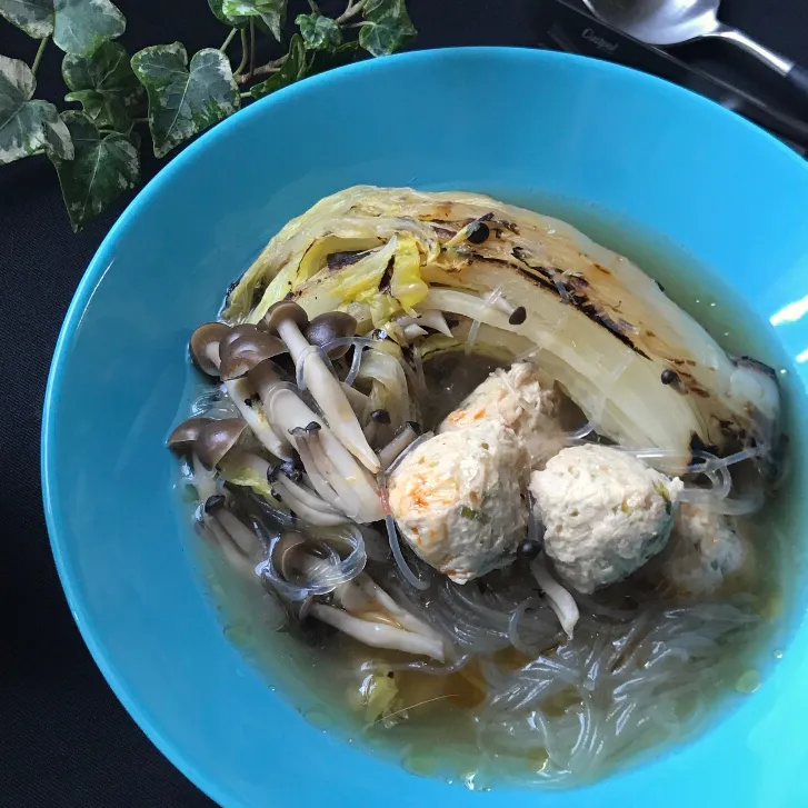 🥬焼き白菜と鶏団子 春雨キノコ🍄の食べるスープ🍽|Hollyさん