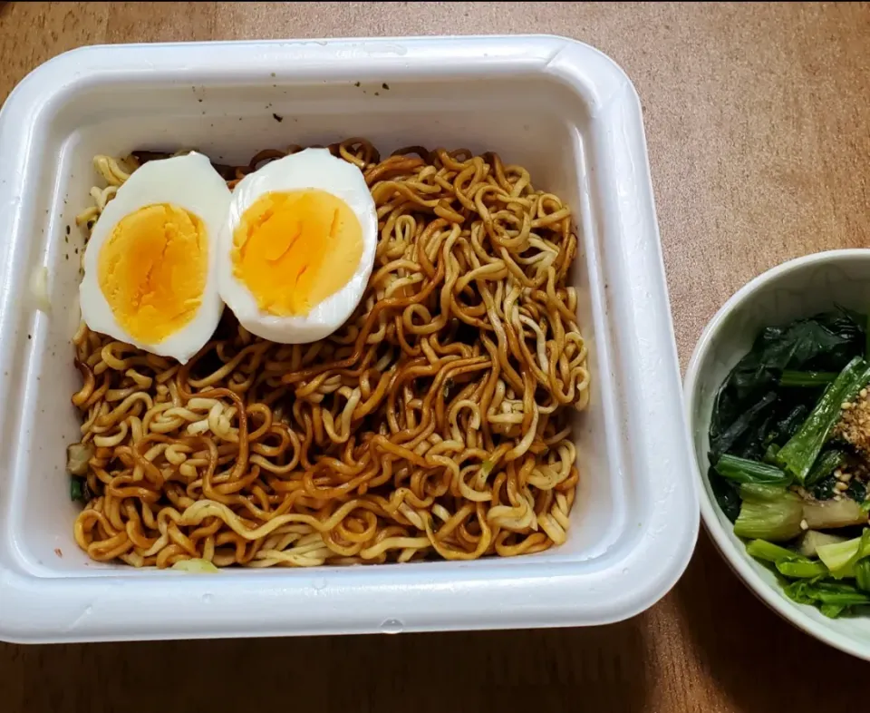 カップ焼きそば、茹で卵
ほうれん草のお浸し|ナナさん