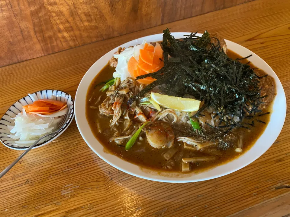 タイ風エノキホタテとキーマクラシック極辛のあいがけカレー🍛のりだく、味玉トッピング、ピクルスマシマシ🥒|buhizouさん