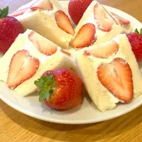 Snapdishの料理写真:いちごサンド🍓|あいさん