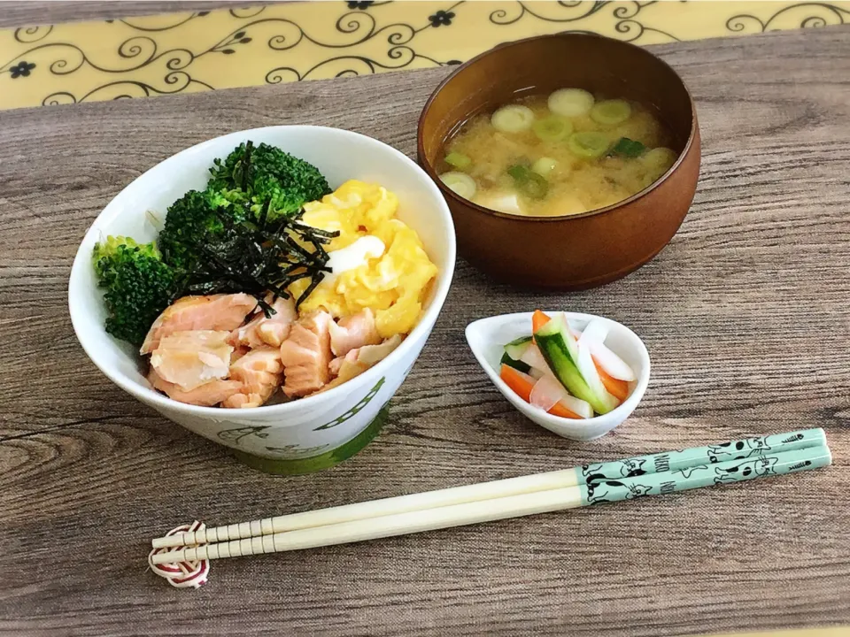 鮭の三色丼～昼食|チムニーさん