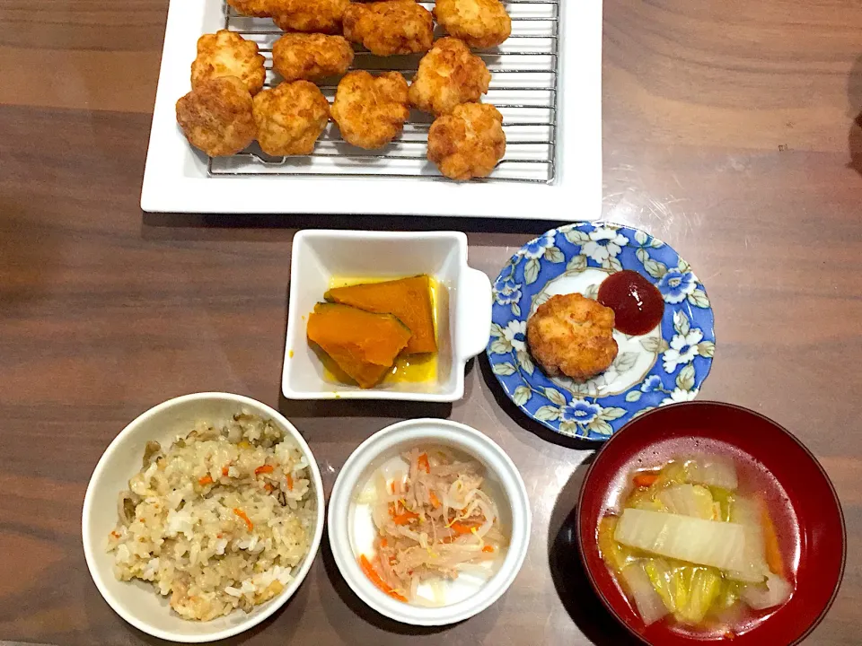 Snapdishの料理写真:お餅でおこわ風炊き込みご飯 もやしとツナの酢の物 白菜の味噌汁 チキンナゲット かぼちゃの煮物|おさむん17さん