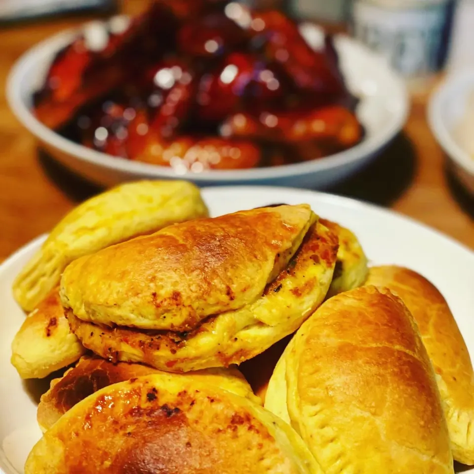 All done ✅ I am full 
BBQ Chicken Wings & Drumsticks with Spicy Beef Pasties  #pasties #bbq #chicken #ilovecooking #chefemanuel|Emanuel Hayashiさん