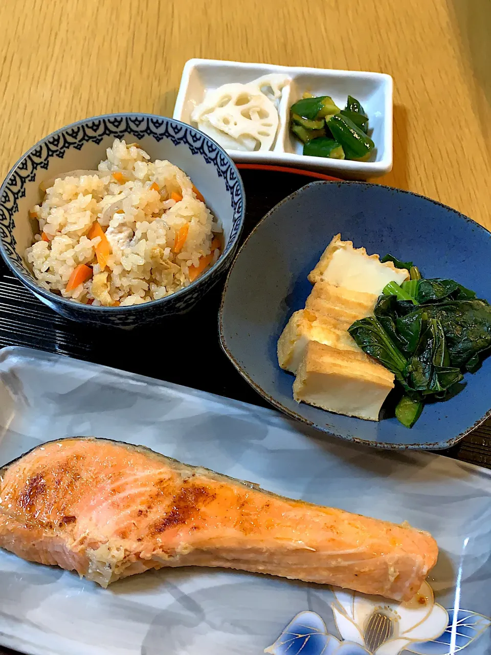 Snapdishの料理写真:鷄の炊き込みご飯で晩御飯|Mikaさん