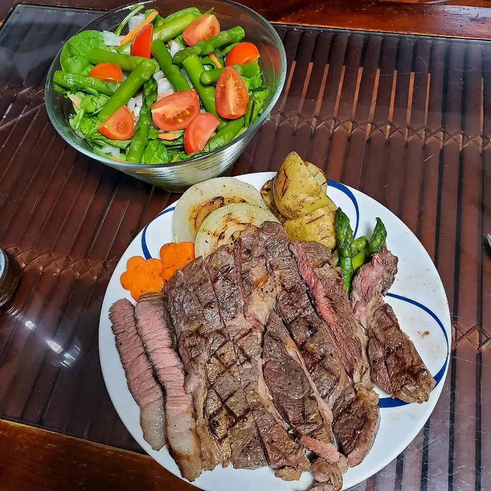 おっさん料理で…😀
アンガスビーフのステーキ🥩
サラダ🥗|dai.noriさん