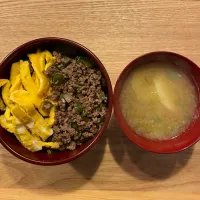 そぼろ丼とジャガイモのお味噌汁で朝ごはん|バナナ子さん