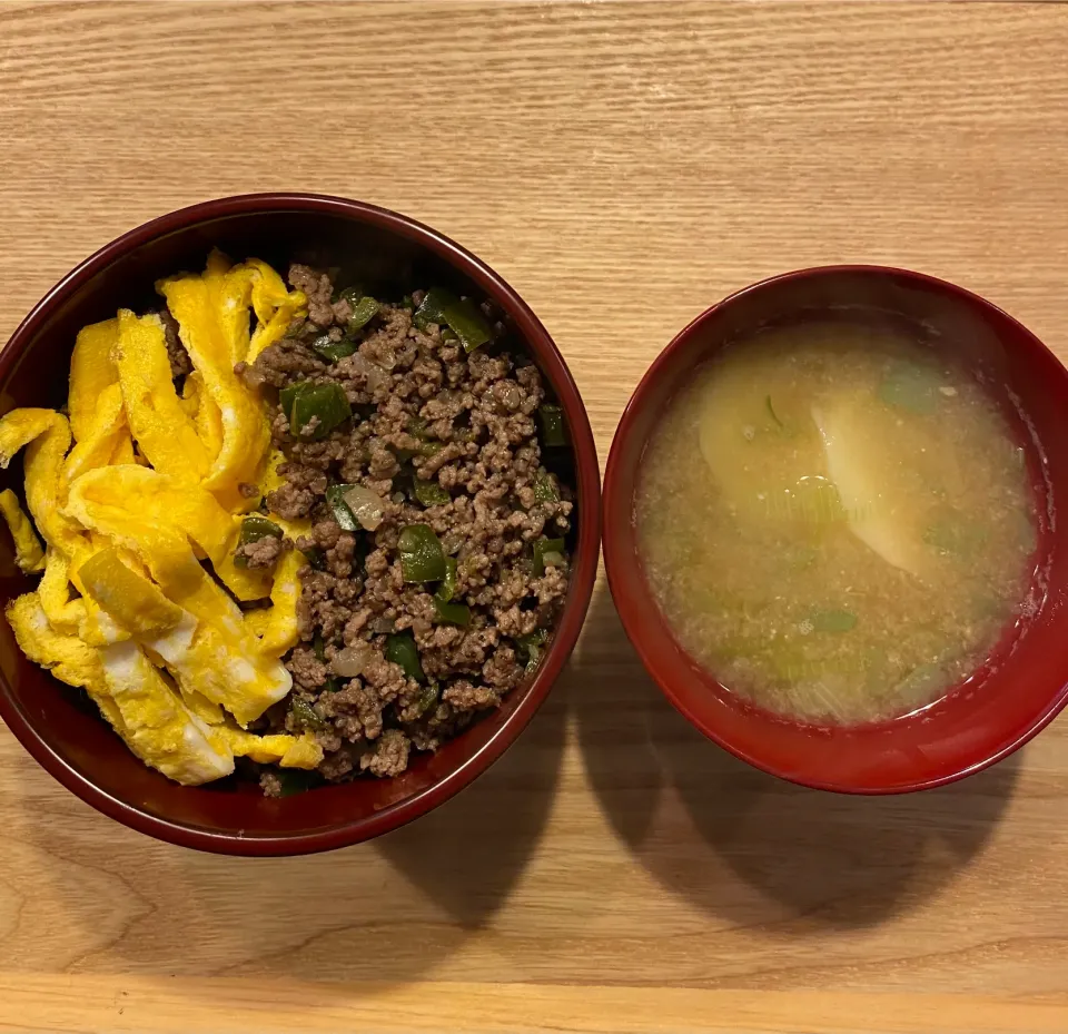 そぼろ丼とジャガイモのお味噌汁で朝ごはん|バナナ子さん