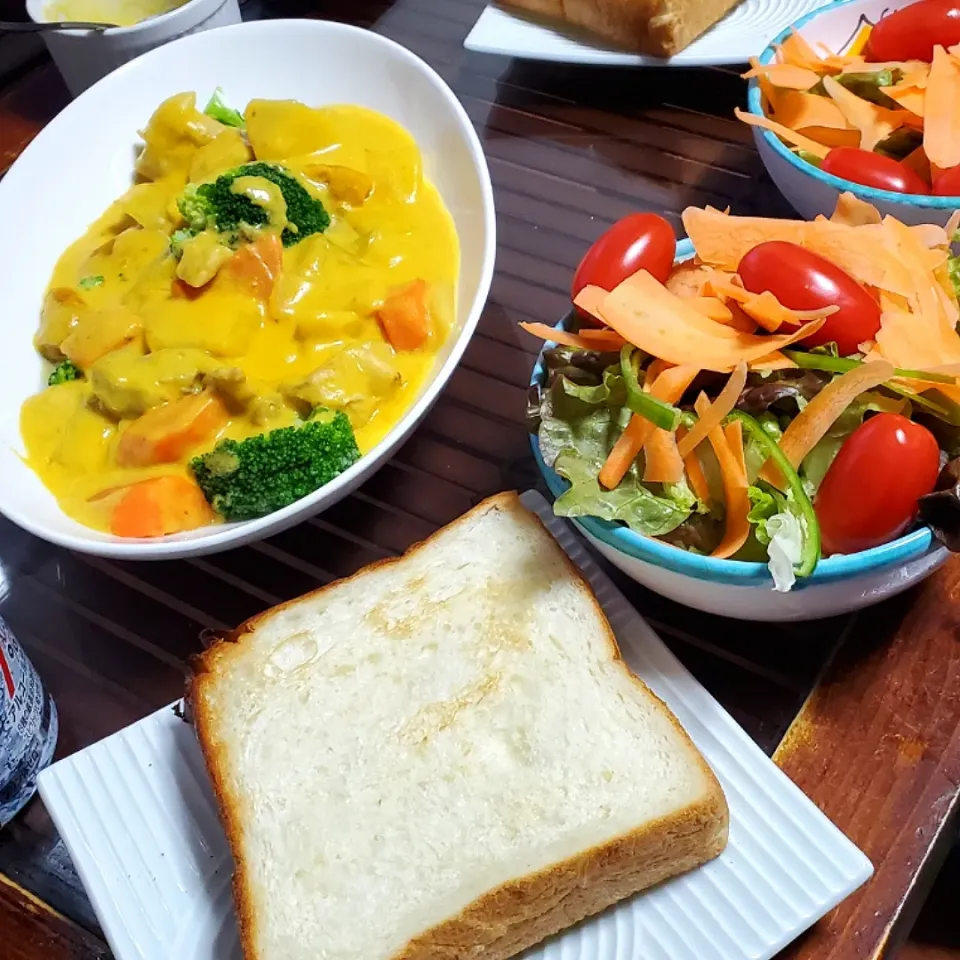 奥様料理で♪
かぼちゃのクリームシチュー
サラダ🥗
乃が美の食パン🍞|dai.noriさん